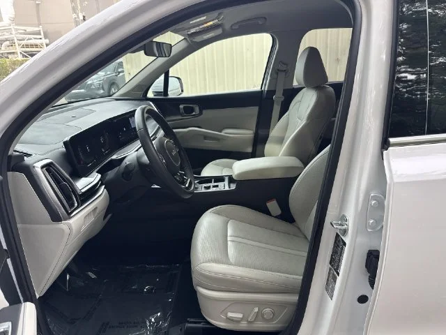 Used 2025 White Kia S image 16