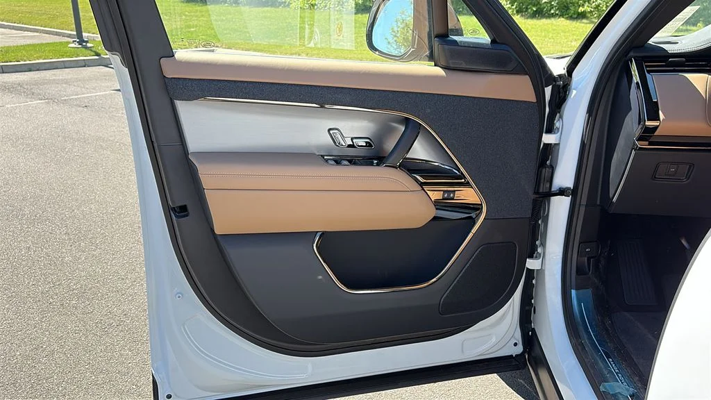 New 2026 Fuji White LAND ROVER SE image 8