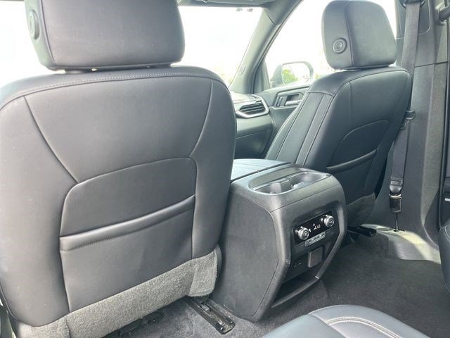 Used 2024 Summit White GMC AWD Elevation image 19