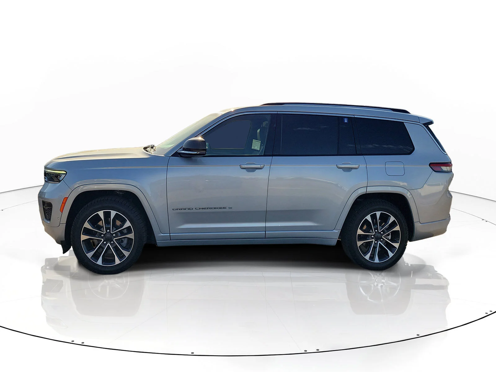 Certified Used 2022 Silver Jeep Overland image 7