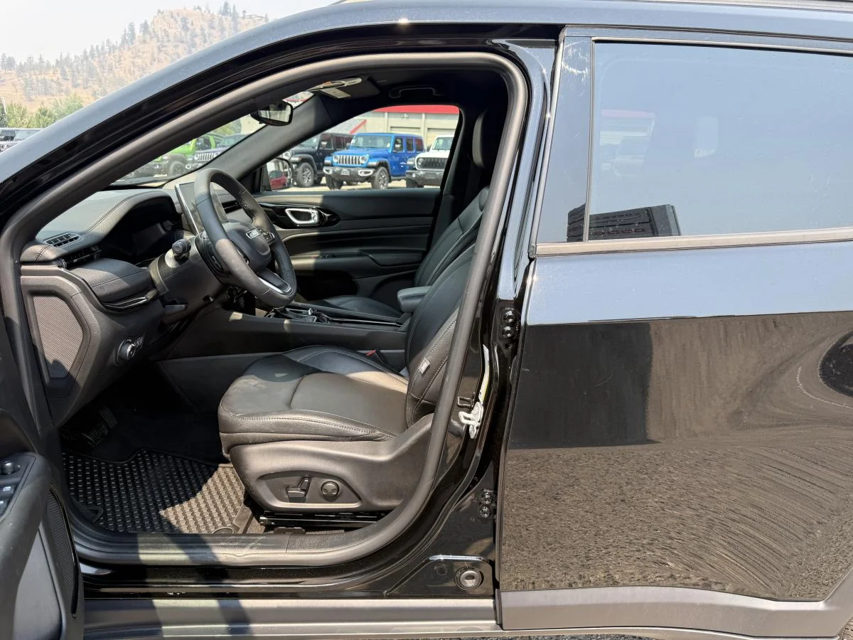 Used 2025 Black Jeep High Altitude image 12