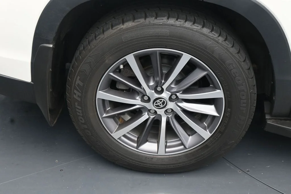 Used 2019 White Toyota XLE image 10