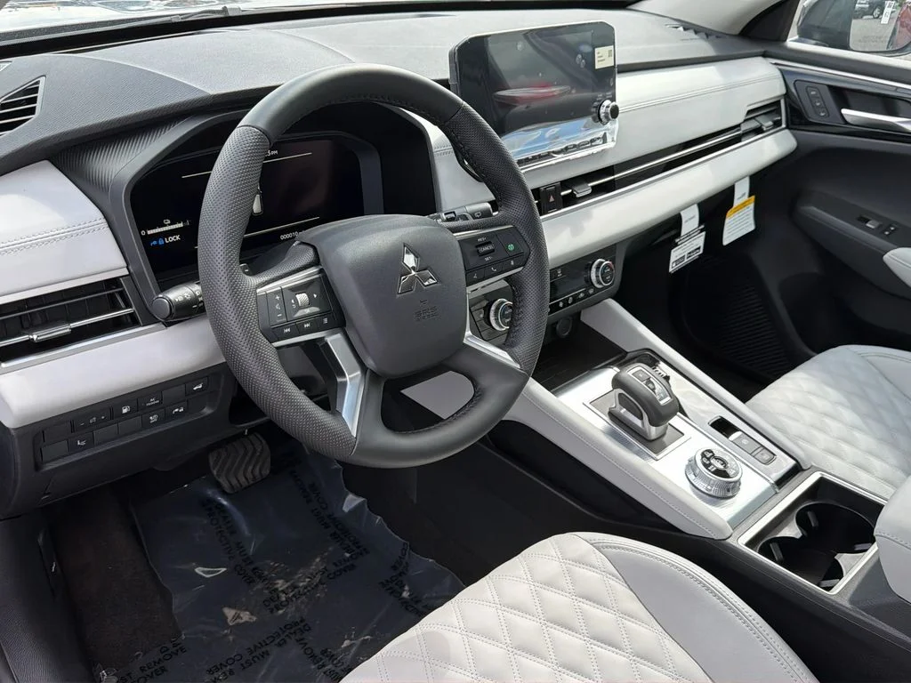 New 2025 Black Diamond Mitsubishi SEL image 12
