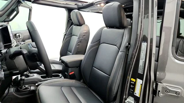 New 2026 Granite Crystal Metallic Clear-Coat Exterior Paint Jeep Sahara image 11