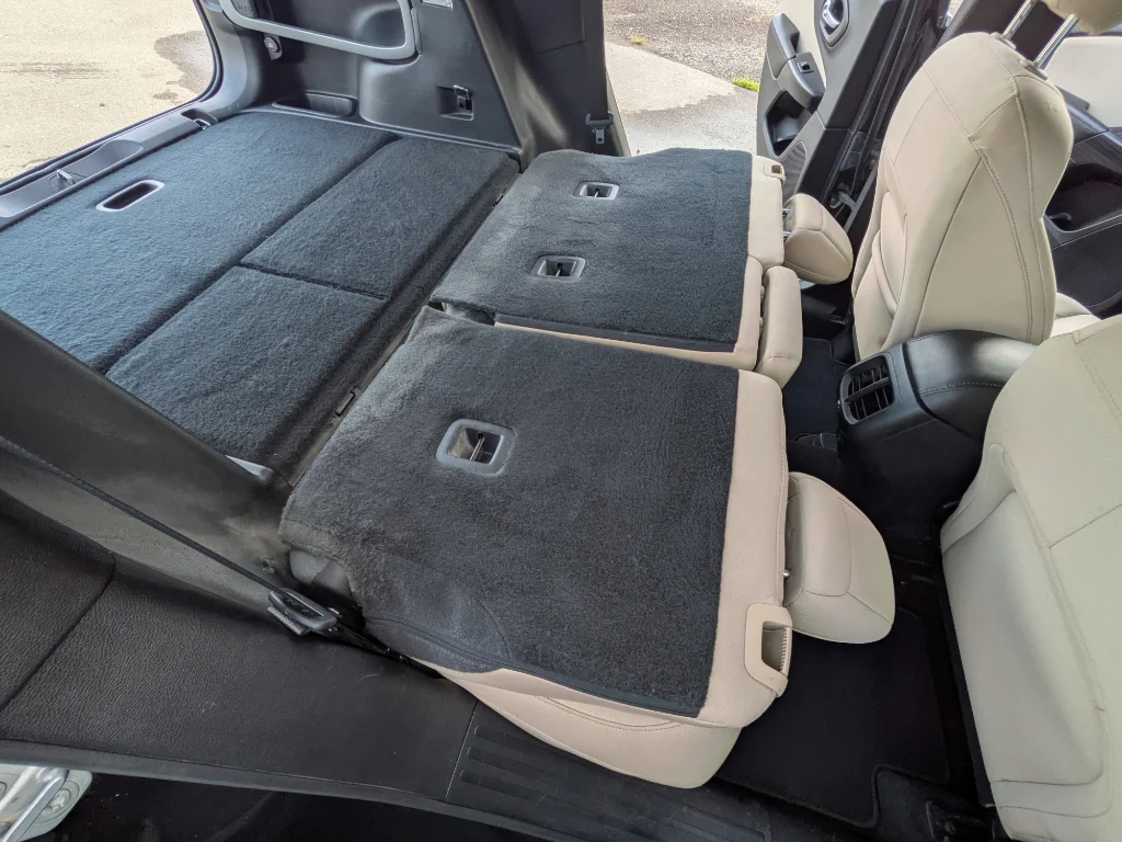 Used 2015 Brilliant Black Crystal Pearlcoat Jeep Latitude image 18
