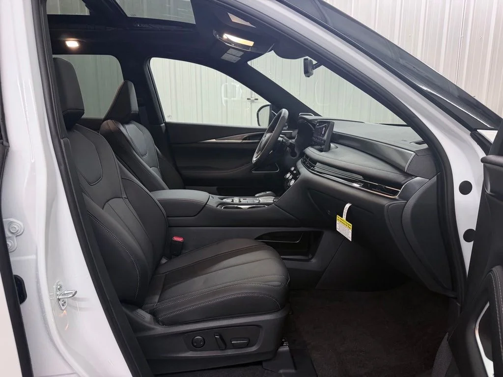 New 2027 2T RAD WHT INFINITI Sport AWD image 51