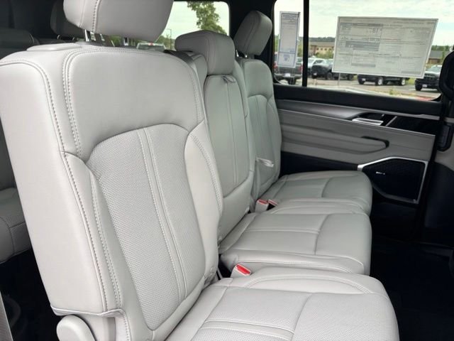 New 2026 Bright White Clear-Coat Exterior Paint Jeep Limited Altitude image 22