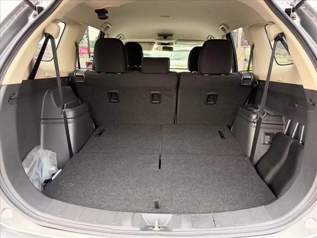 Used 2020 Gray Mitsubishi SE image 28