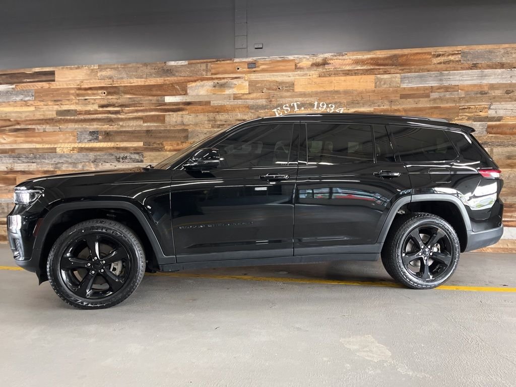 Used 2022 Diamond Black Jeep Altitude image 18