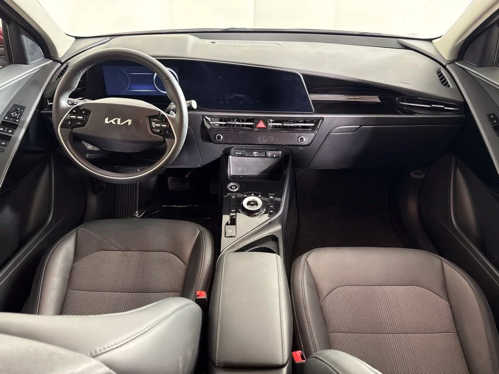 Used 2023 Red Kia Wind image 13