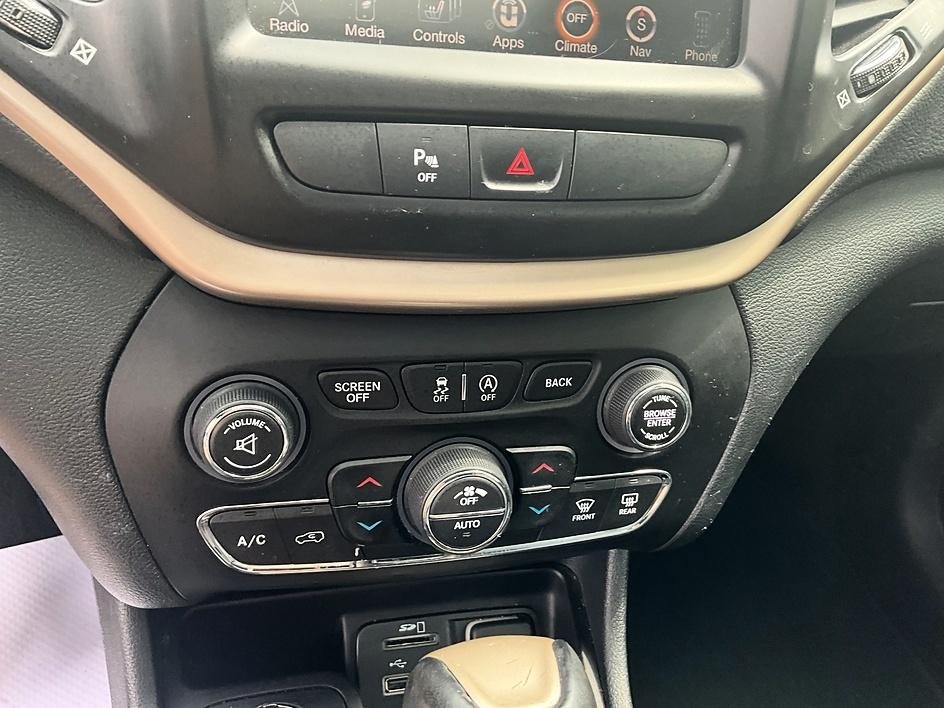 Used 2015 Black Jeep Limited image 22