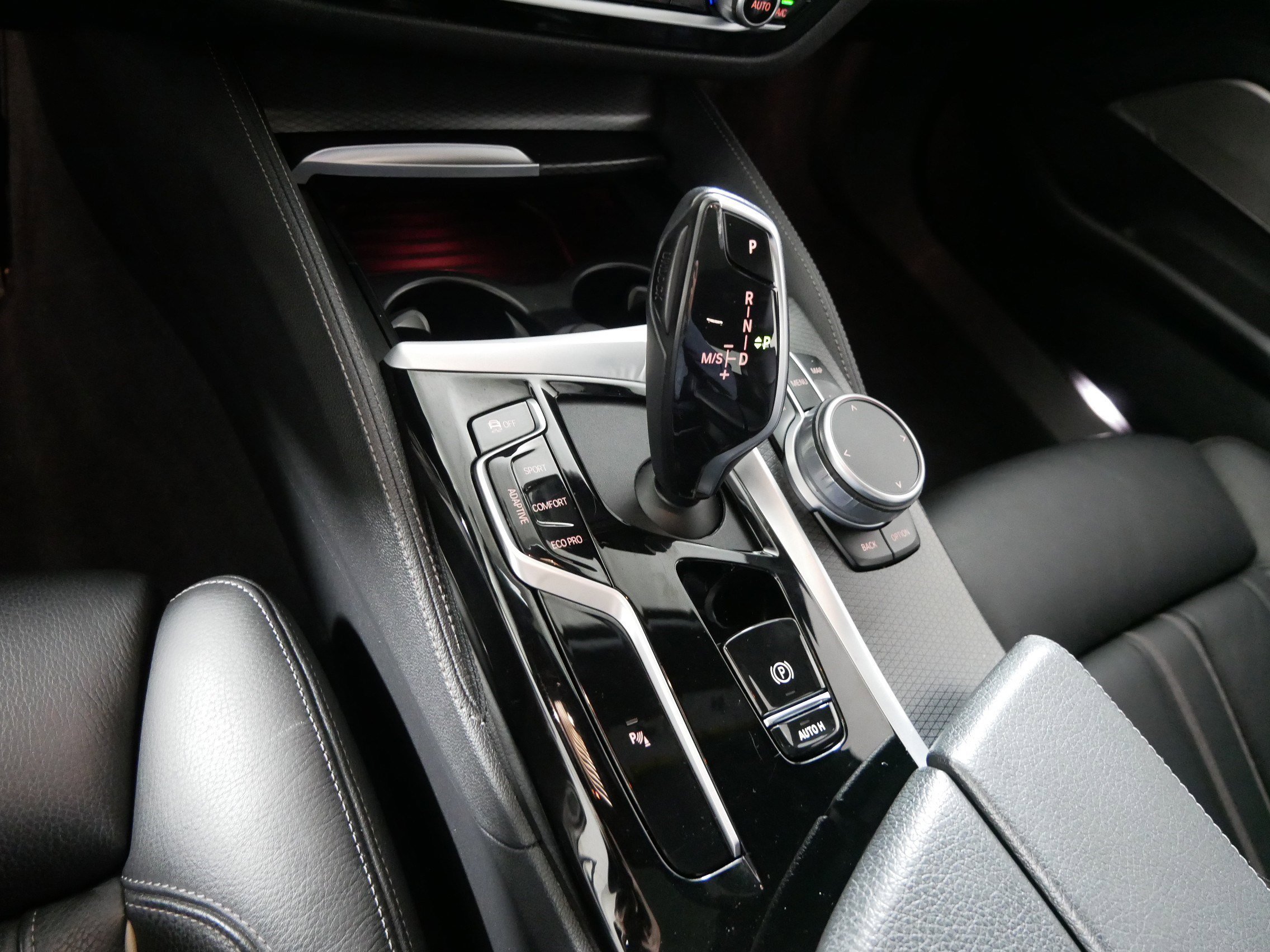 2022 BMW 5 Series M550i - Photo 24