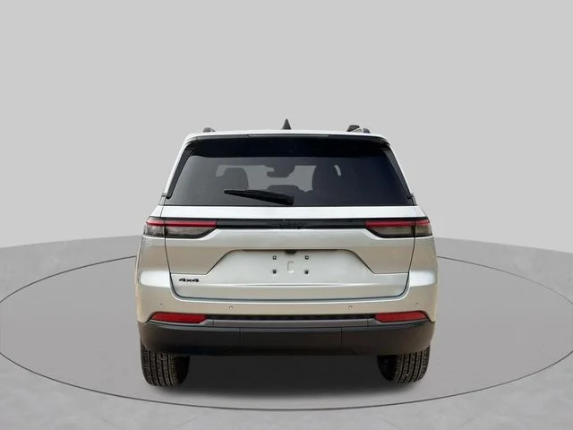 New 2026 Silver Zynith Exterior Paint Jeep Altitude image 6