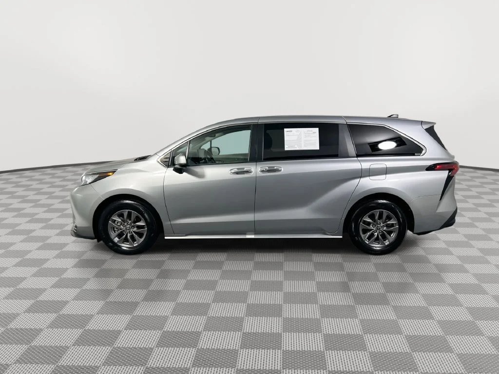 Used 2022 Silver Toyota XLE image 9