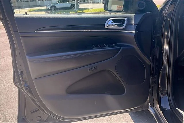 Used 2019 Diamond Black Jeep Limited image 23