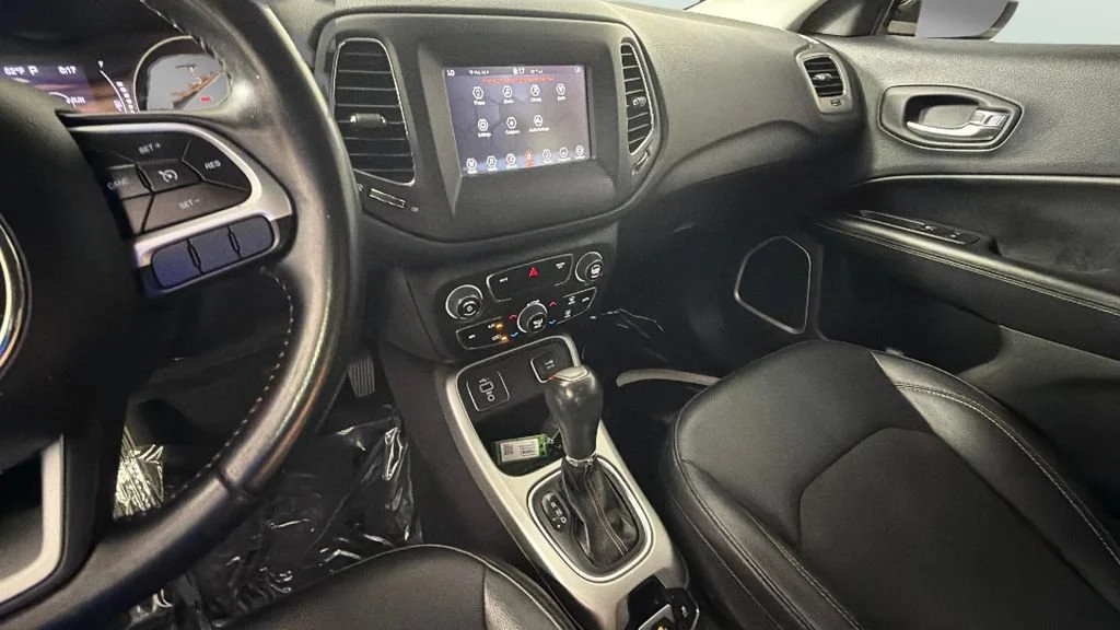 Used 2020 Silver Jeep Latitude FWD image 19