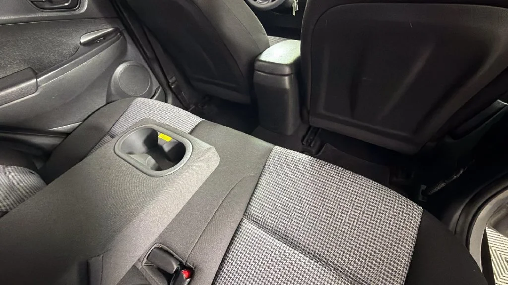 Used 2022 Silver Hyundai SE image 31