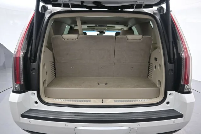 Used 2018 CRYSTAL WHITE TRICOAT Cadillac Luxury image 24