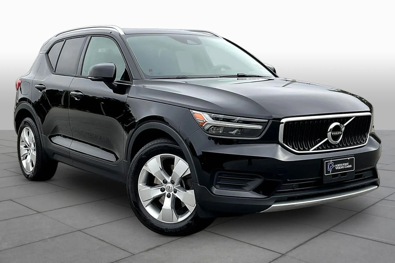 Used 2020 black Volvo Momentum image 3