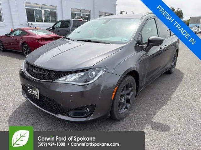 Used 2018 Gray Chrysler Touring L image 1
