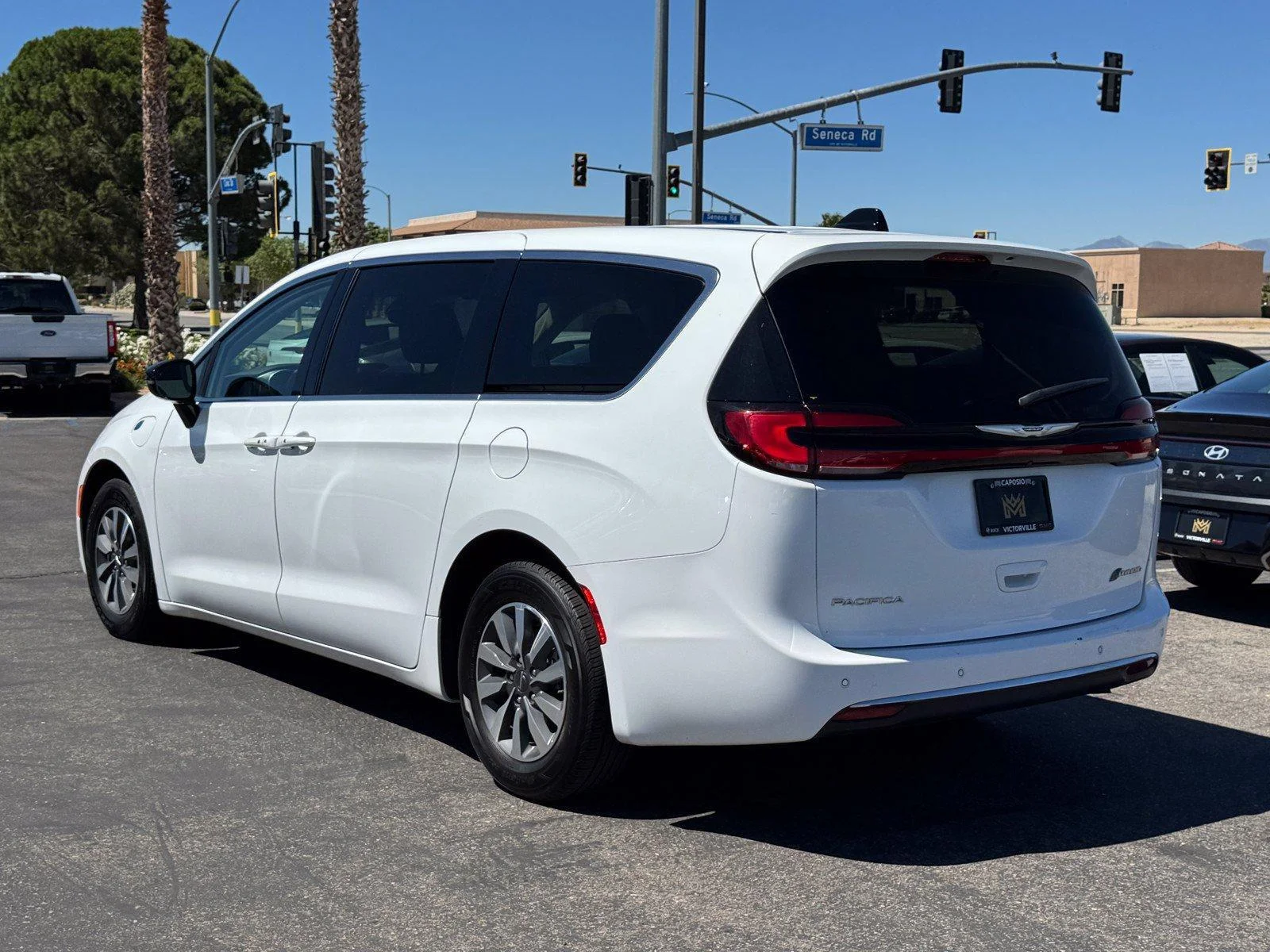 Used 2024 Bright White Clea Chrysler Hybrid Select image 4