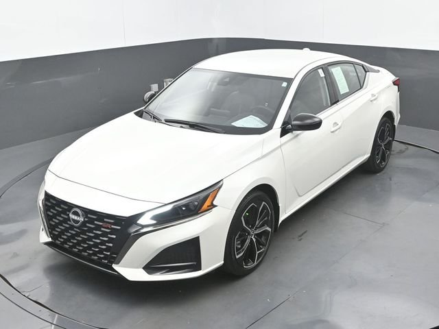 Used 2025 Pearl White Tricoat Nissan 2.5 SR image 30