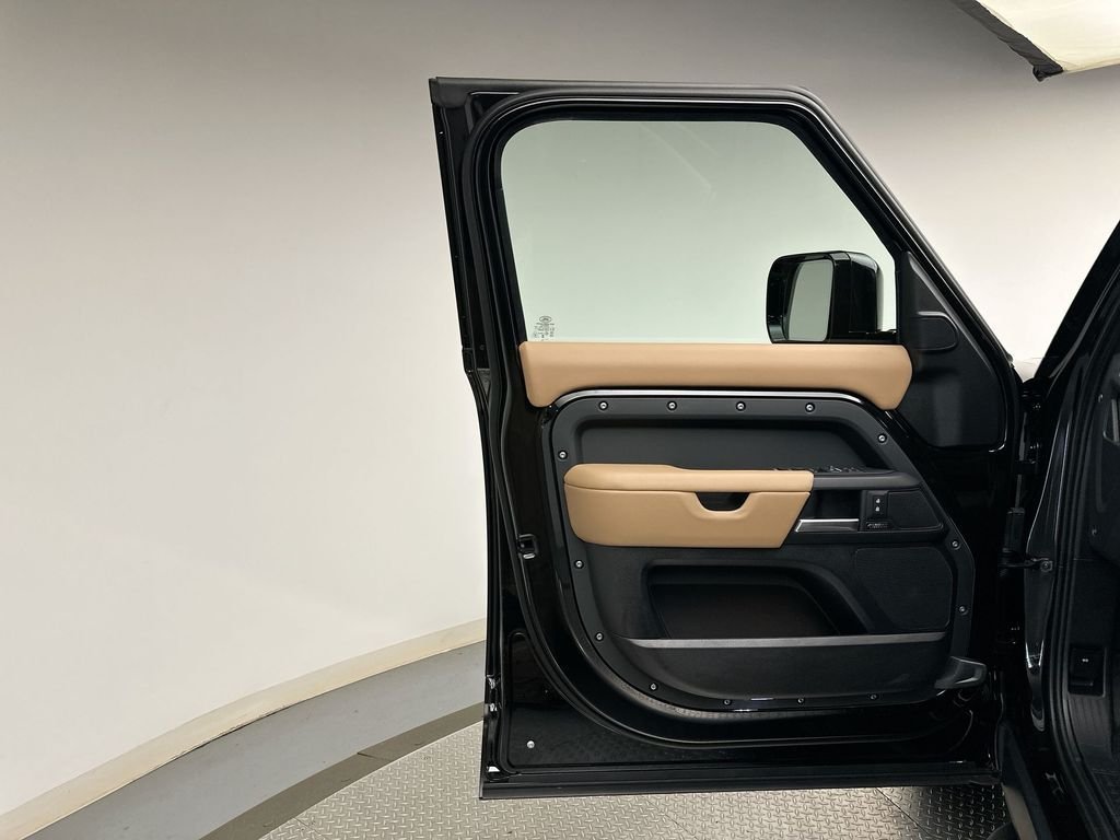 New 2026 Santorini Black LAND ROVER X-Dynamic SE image 10