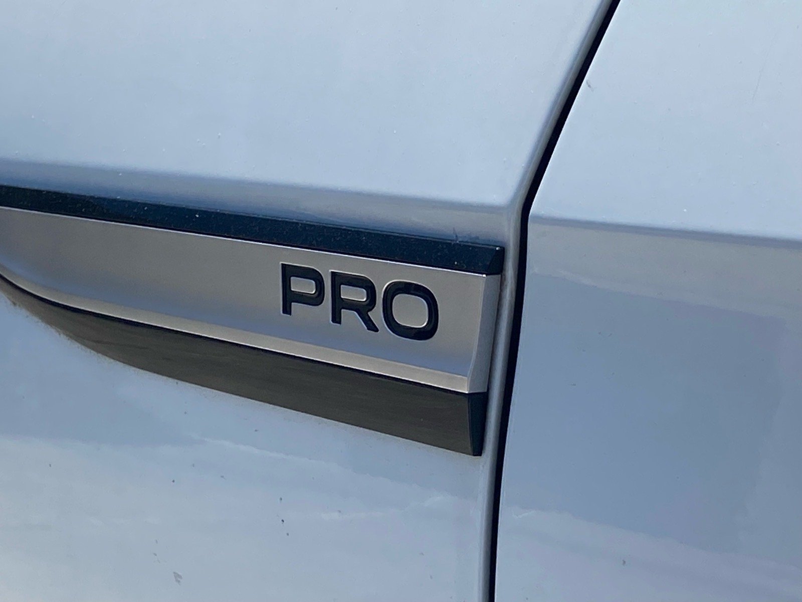 Used 2023 White Volkswagen Pro image 4