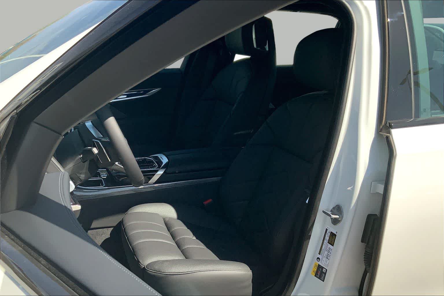2025 BMW i7 50 - Photo 9