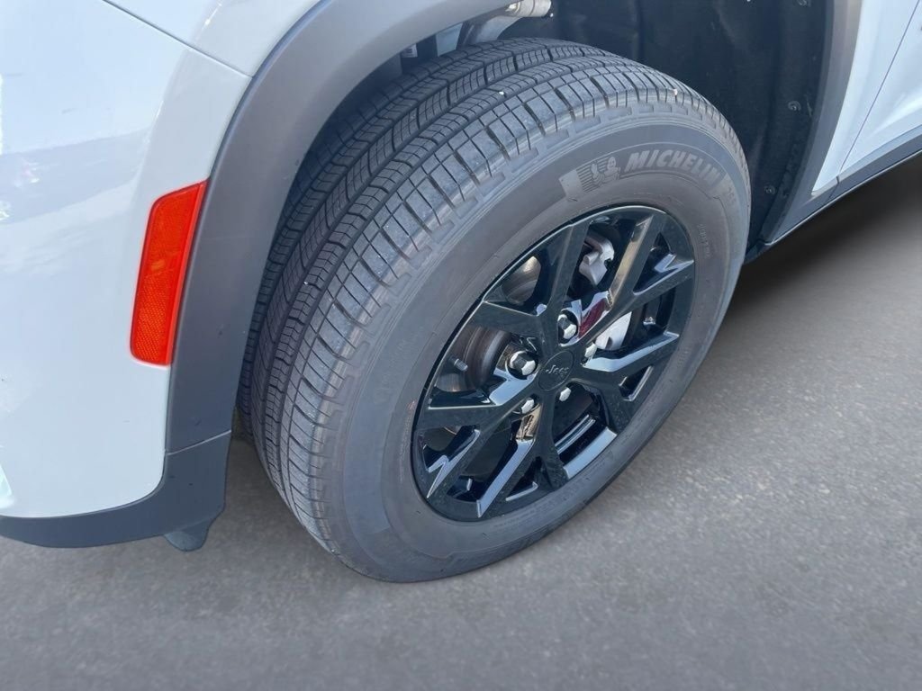 Used 2024 White Jeep Altitude image 9