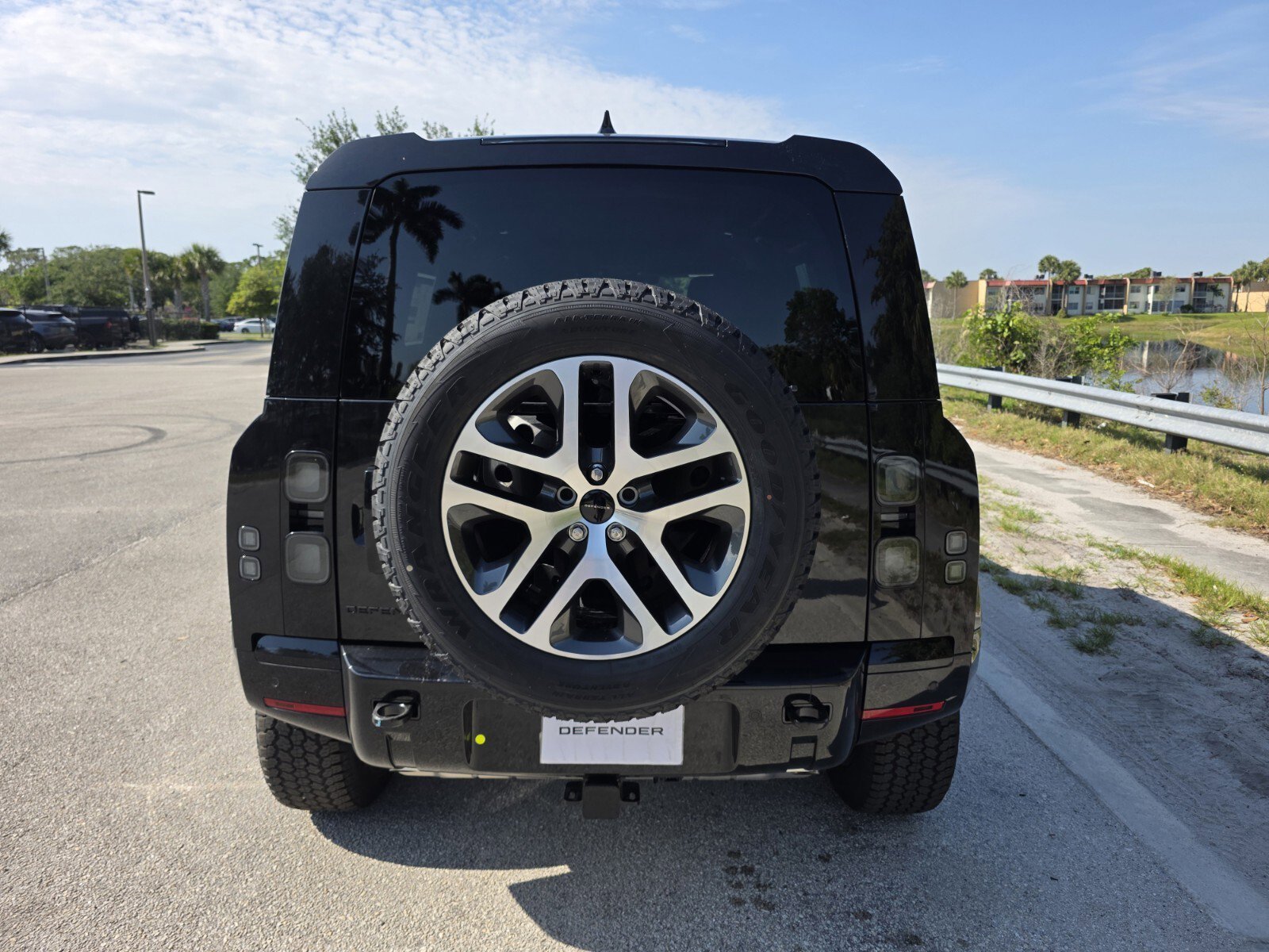 New 2026 Santorini Black Land Rover P400 X-Dynamic SE image 6