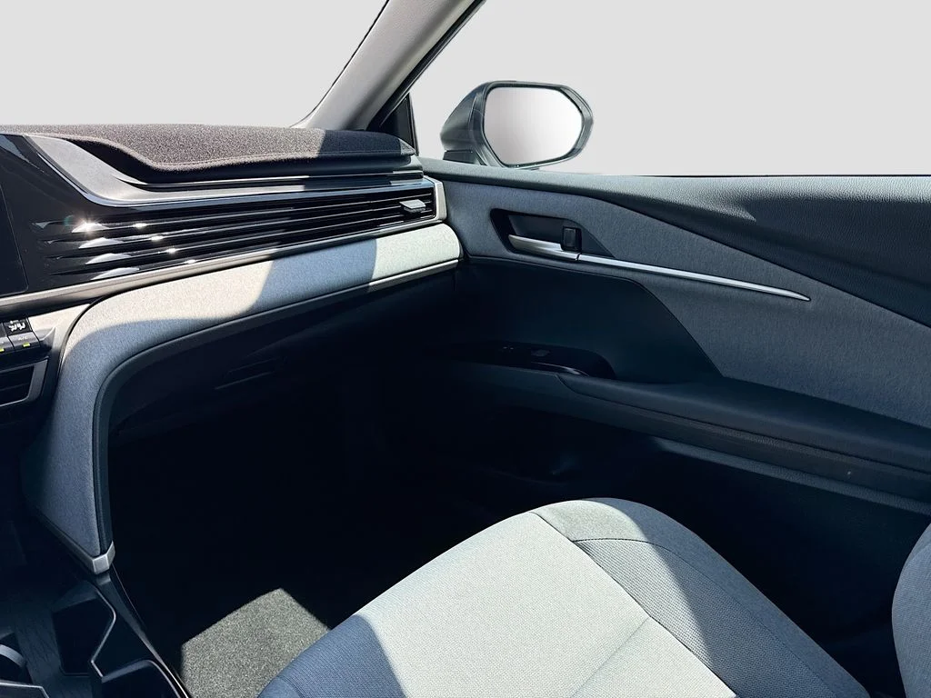 Used 2025 White Toyota LE image 28