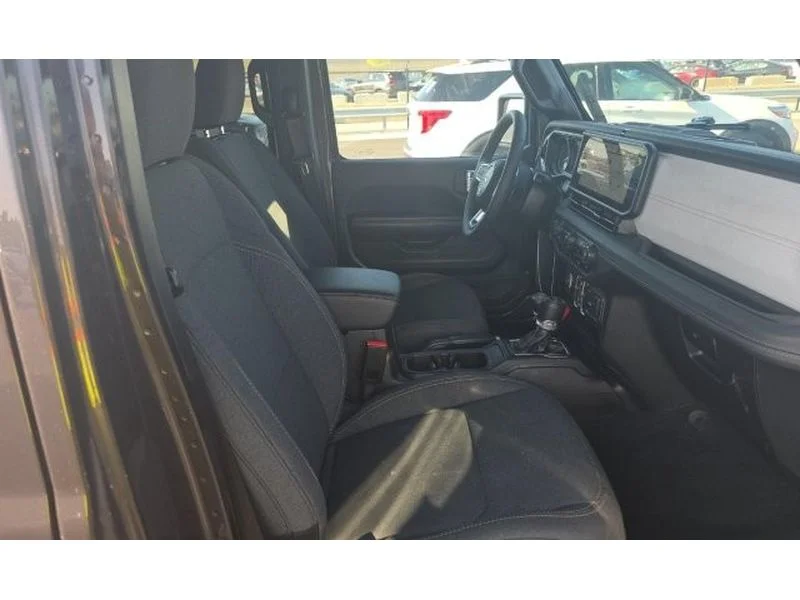 Used 2025 Granite Crystal Clearcoat Metallic Jeep Sahara image 6