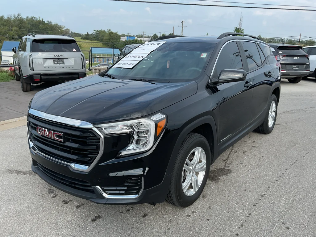 Used 2024 Ebony Twilight Metallic GMC SLE image 4