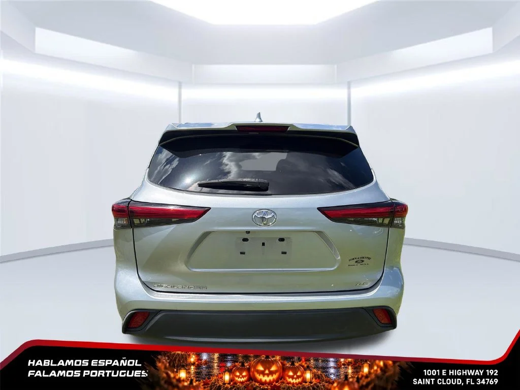 Used 2022 Silver Toyota XLE image 4
