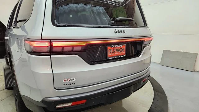 New 2026 Silver-Zynith Exterior Paint Jeep Summit Reserve image 16