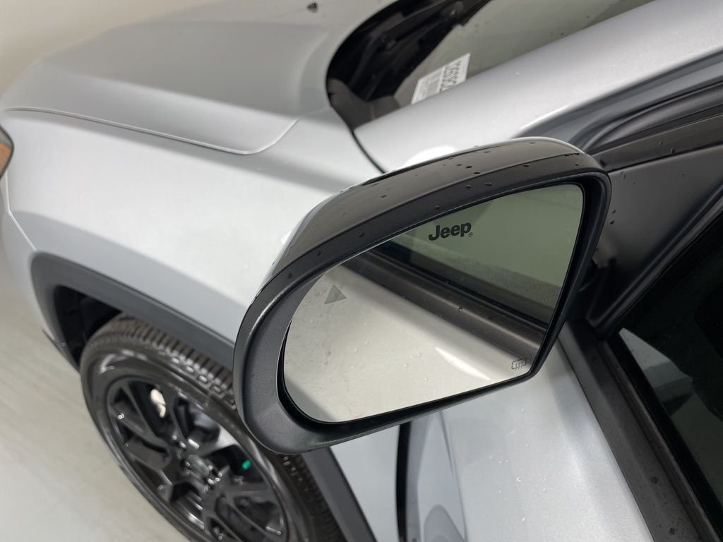 New 2026 Silver Zynith Metallic Clearcoat Jeep Latitude image 13