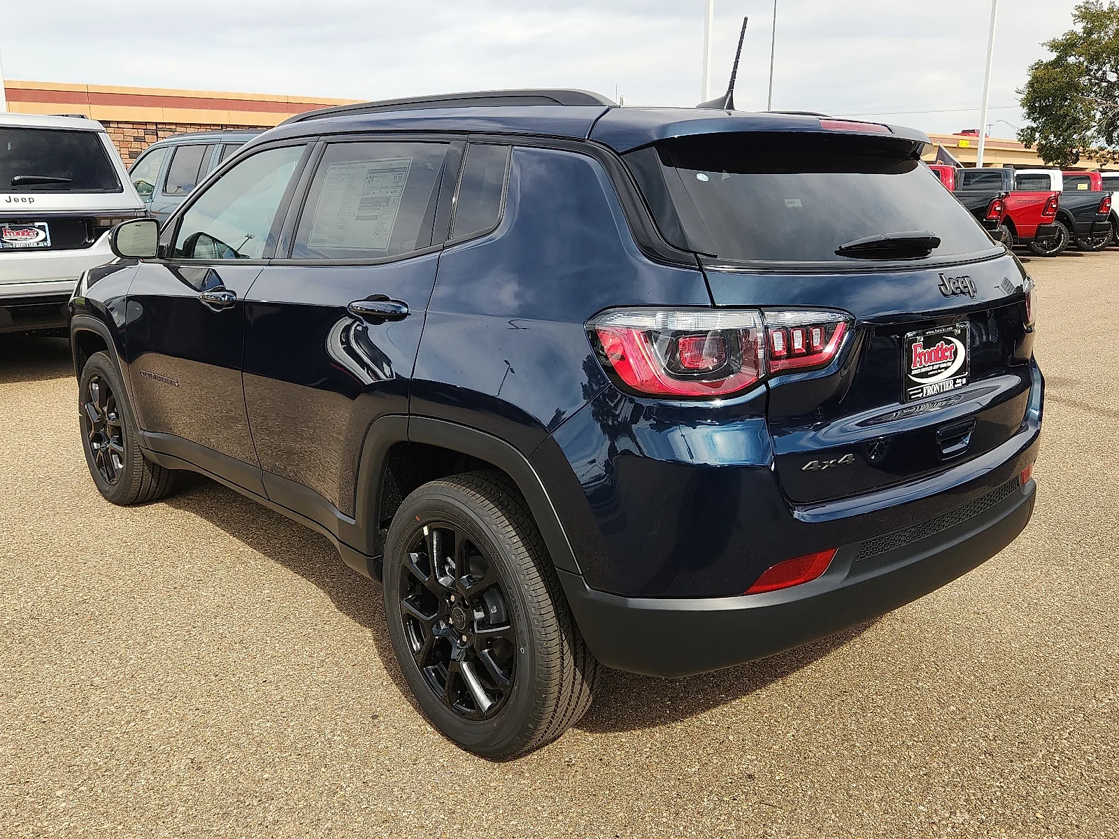 New 2027 Fathom Blue Pearl-Coat Paint Jeep LATITUDE ALTITUDE 4X4 image 3