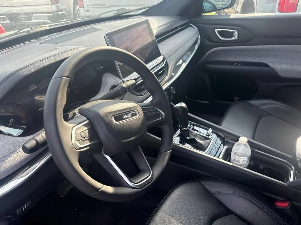 Used 2024 Silver Jeep Latitude image 19