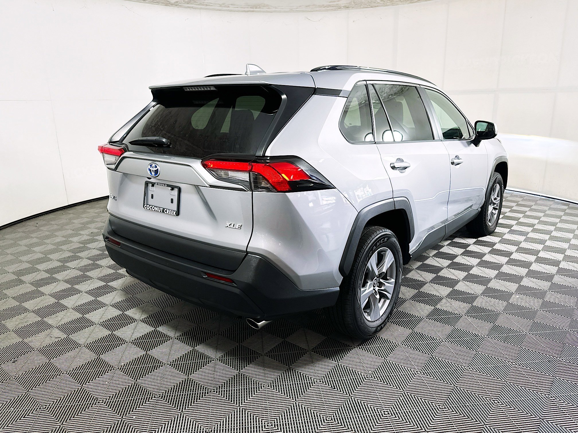 Used 2022 Silver Sky Metallic Toyota XLE image 3