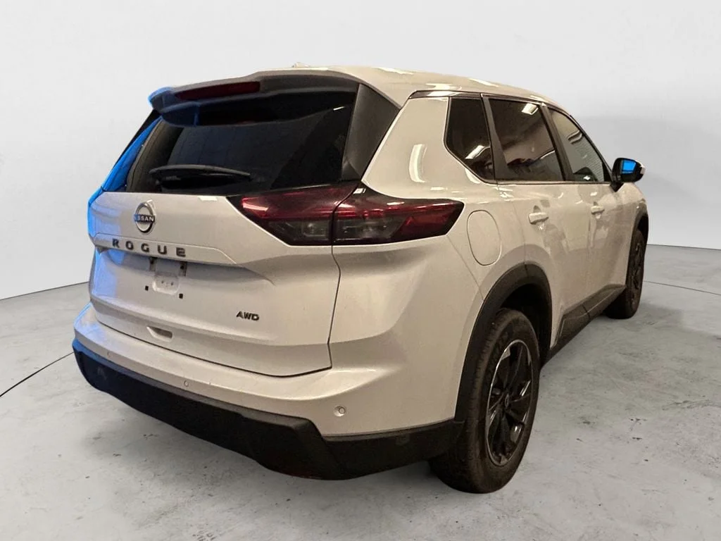 Used 2025 White Pearl Nissan SV image 6