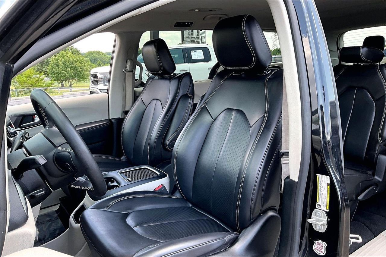Used 2023 Brilliant Black Crystal Pearlcoat Chrysler Touring L image 23
