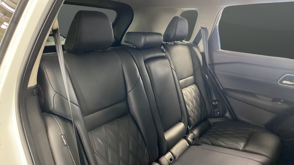 Used 2021 Pearl White Tricoat/Super Black Nissan Platinum image 25