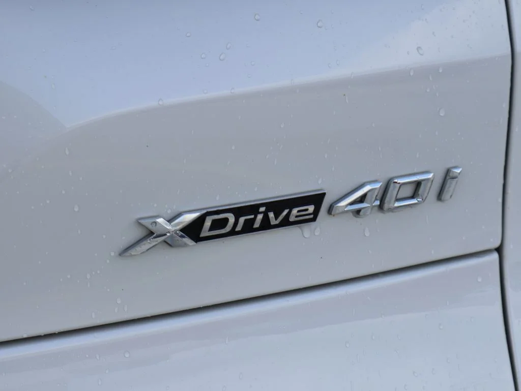 Used 2024 Mineral White Metallic BMW xDrive40i image 9