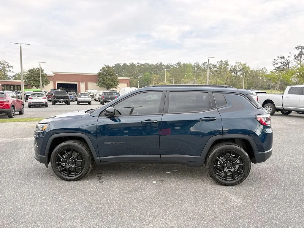 New 2026 Fathom Blue Pearl-Coat Exterior Paint Jeep Latitude image 6