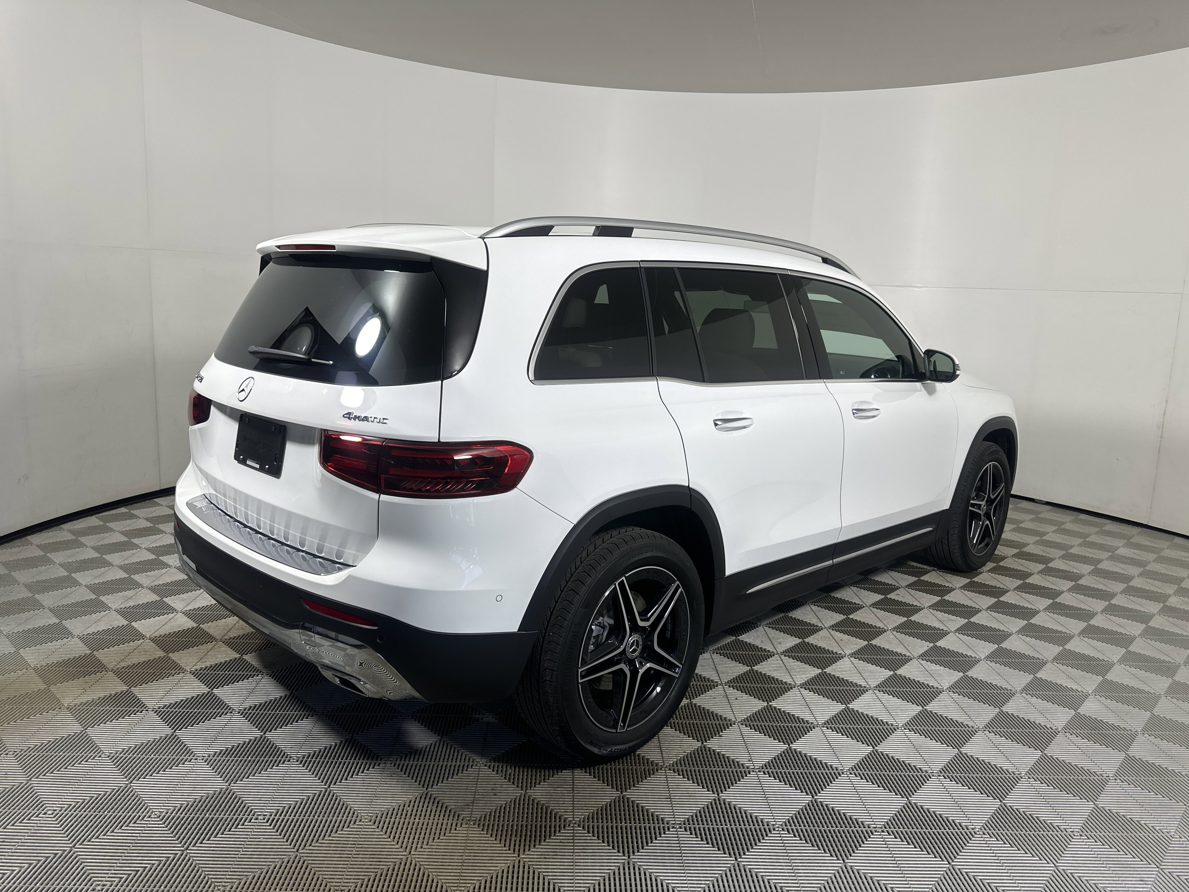 New 2026 Polar White Mercedes-Benz GLB 250 image 7
