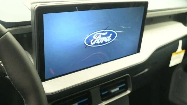 New 2026 Oxford White Ford XLT image 15