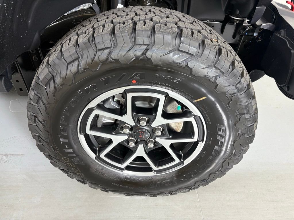 New 2026 Granite Crystal Metallic Clear-Coat Exterior Paint Jeep Rubicon image 10