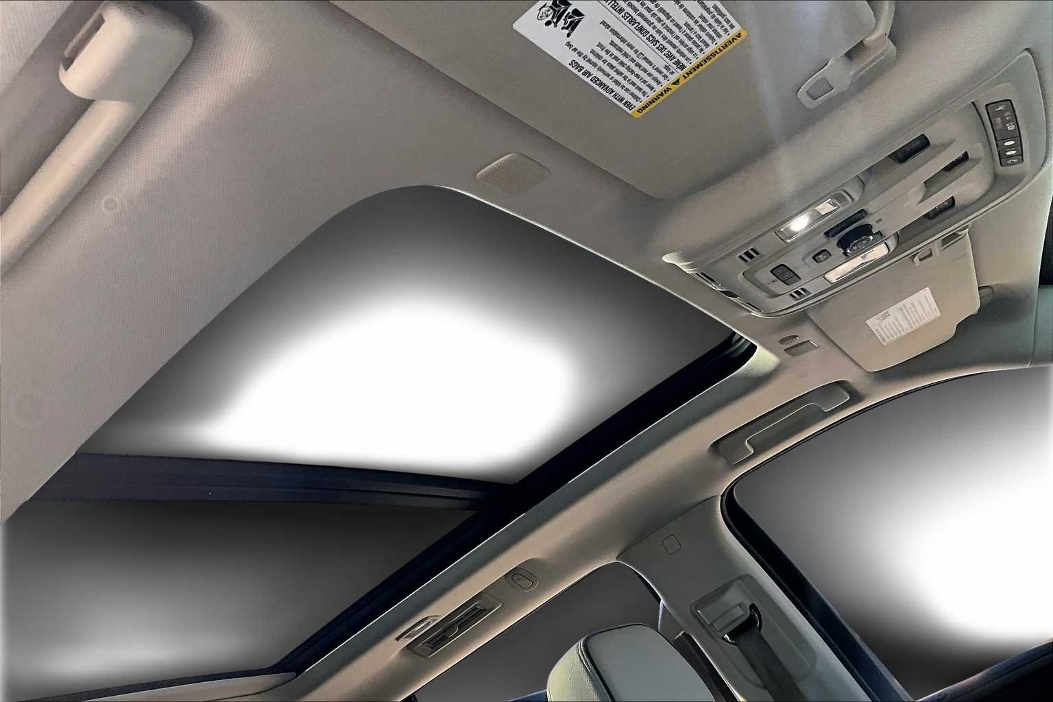 Used 2021 White Frost Tricoat GMC Denali image 13