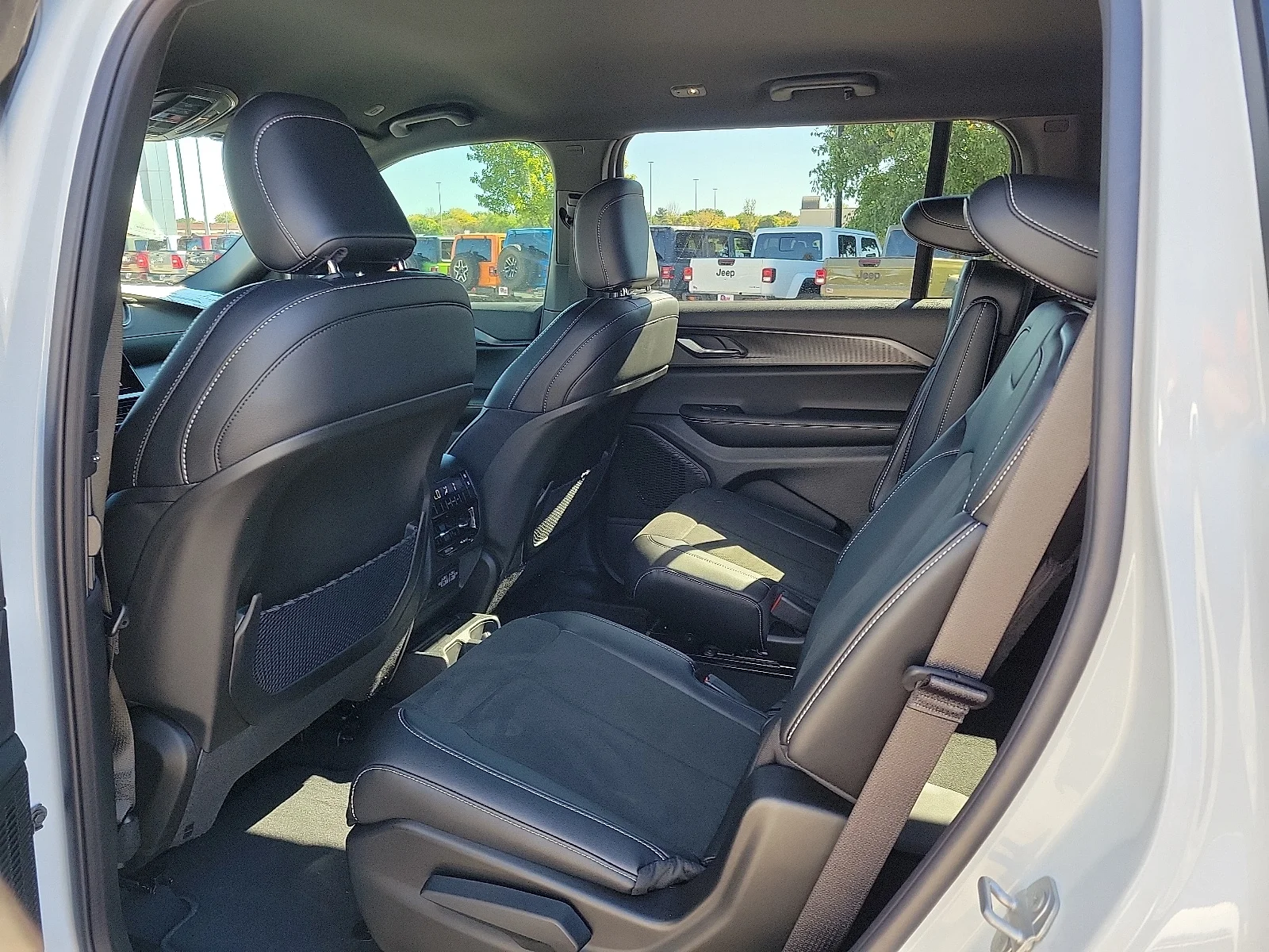 New 2025 PW7 Bright Whit Jeep L ALTITUDE 4X4 image 9
